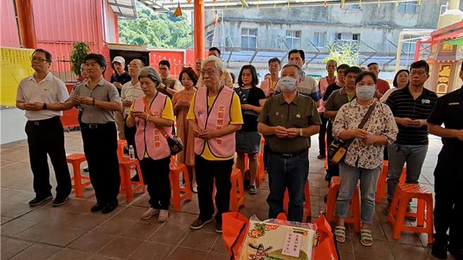 基隆市信义区北圣宫日前举行普度仪式，并将热心信眾捐赠出的供品及物资，分赠给基隆市需要帮助的弱势家庭。（张志康摄）