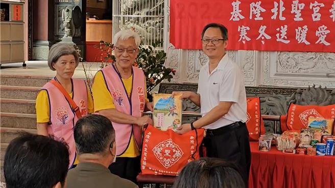 基隆市信义区北圣宫日前举行普度仪式，并将热心信眾捐赠出的供品及物资，分赠给基隆市需要帮助的弱势家庭。（张志康摄）