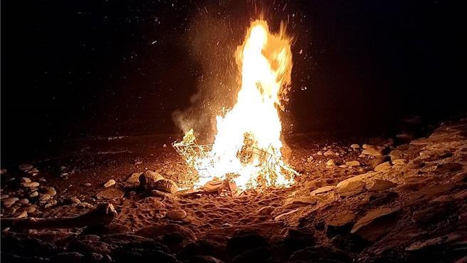 北圣宫在火化法船时，有信眾拍摄到火焰中似乎出现了观音相。（北圣宫提供／张志康基隆传真）