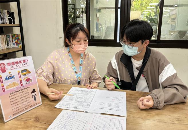 刚出社会的社工员小豪，透过劳动部青年跨域就业津贴，成功申请租屋补助。图／劳动力发展署云嘉南分署提供