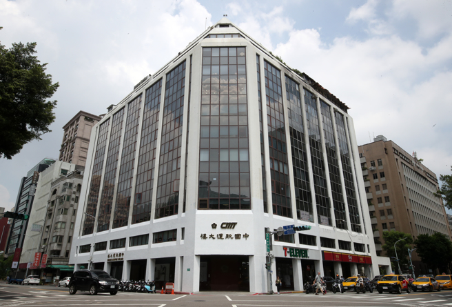 台北市议员林延凤26日召开记者会，指出民眾党主席柯文哲今年5月10日以本人名义，用4300万元现金购入位于「林森济南路口」济南大楼三楼之48.76坪商办。图为济南大楼外观。（刘宗龙摄）