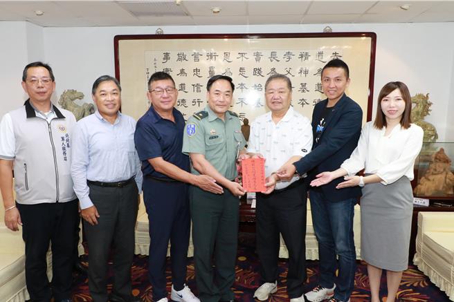 九三軍人節將至，新北市議會議長蔣根煌今（26）日上午邀集轄內駐軍代表至議會茶敘，並致贈慰問金，表達對國軍官兵的慰勞之意。（新北市議會提供）