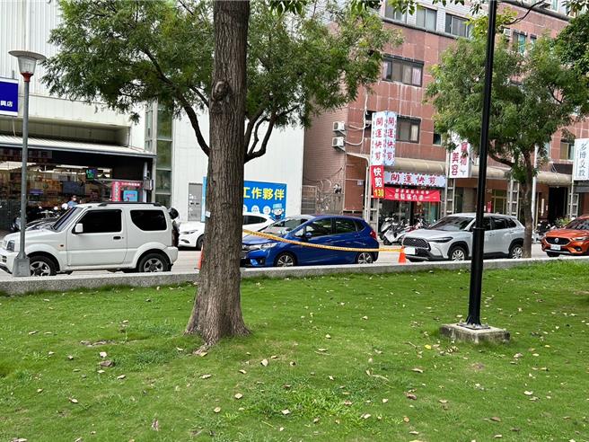 员警调阅程女所驾自小客车行车记录，在太原路2段与永兴街口、中市警二分局对街停车格找到该车，程女在车内已气绝多时。（民眾提供／冯惠宜台中传真）