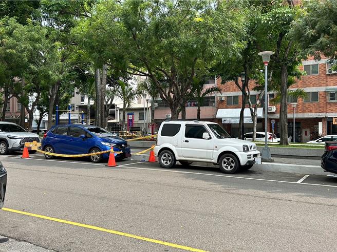 员警调阅程女所驾自小客车行车记录，在太原路2段与永兴街口、中市警二分局对街停车格找到该车，程女在车内已气绝多时。（民眾提供／冯惠宜台中传真）