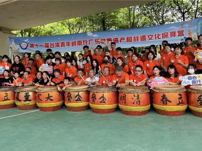 馬英九基金會執行長蕭旭岑上周率領「大九學堂」學生團參訪中國大陸廣東省潮汕地區的世界遺產和非遺文化。圖為大九學堂學生體驗潮州「二十四節令鼓」。（圖片由馬英九基金會提供，記者藍孝威台北傳真）