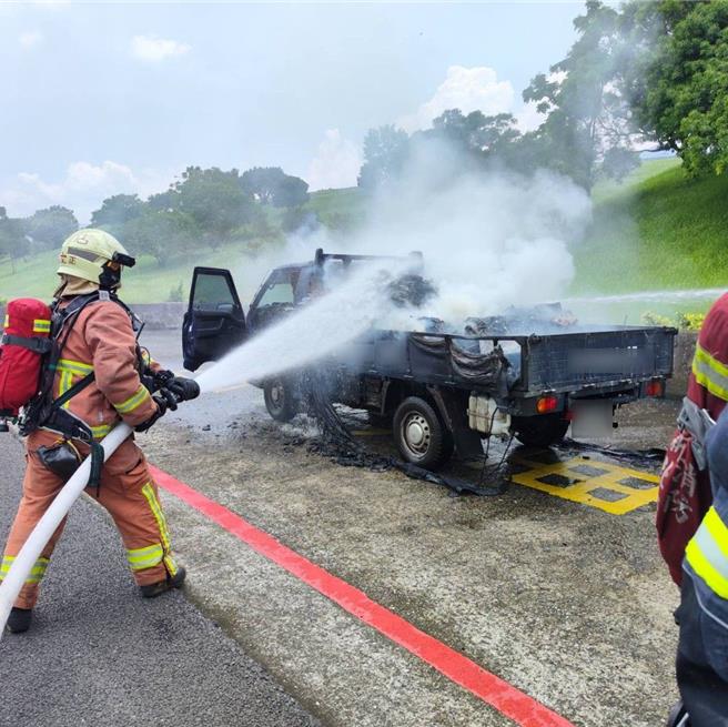 消防人员布设水线，约14分钟扑灭火势，交通未受影响，起火原因仍待查。（新北市消防局提供）