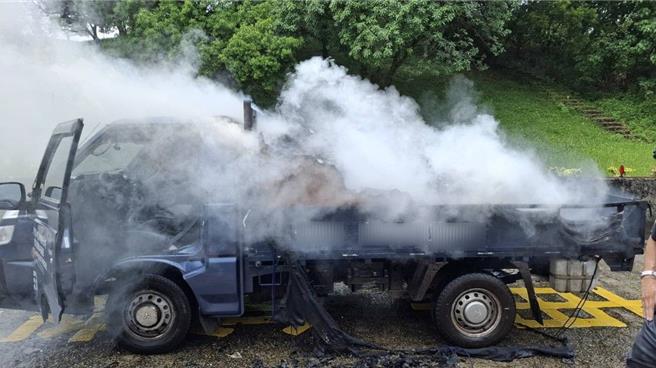 男子先将货车紧急停于避车弯报警求援，整辆车瞬间起火燃烧，凶猛的火势立刻吞噬货车。（新北市消防局提供）