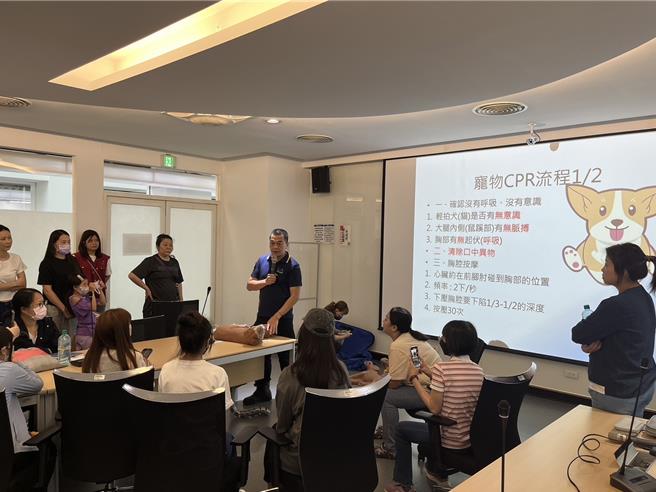 新北动保处与台湾运动安全暨急救技能推广协会合作办理宠物CPR讲座实作课程。（新北市动保处提供）