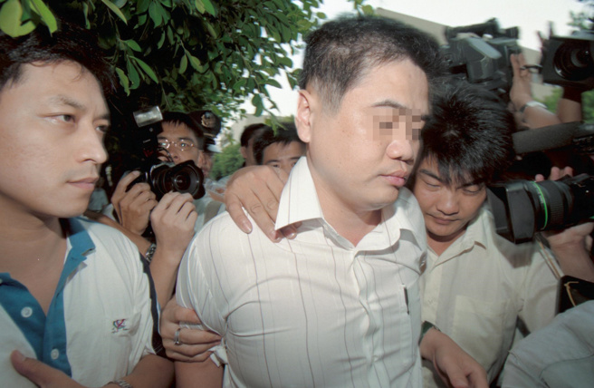 1998年警大二技招生舞弊案的关键人物郭振源(中)，在失踪多日后，被刑事局专案人员逮捕到案。（中时资瞭照／陈怡诚摄）