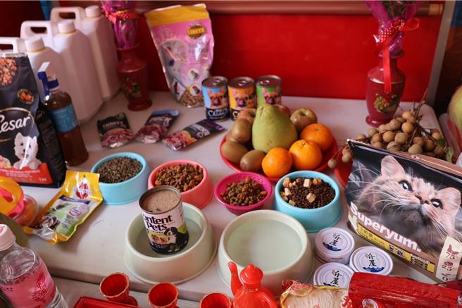 雲林縣西螺福興宮媽祖廟26日舉辦普渡法會，登記贊普桌次近3000份，包括動物普（毛小孩普），今年有不少信眾準備犬貓、雞隻、天竺鼠飼料等，將於普渡後分送給愛貓、愛狗等人士。（西螺福興宮提供／張朝欣雲林傳真）