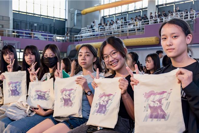 清華大學今年為每位新生準備了1份傳達永續理念的大禮包，包含環保袋、玻璃餐盒、不銹鋼湯匙及筷子。（清華大學提供／陳育賢新竹傳真）