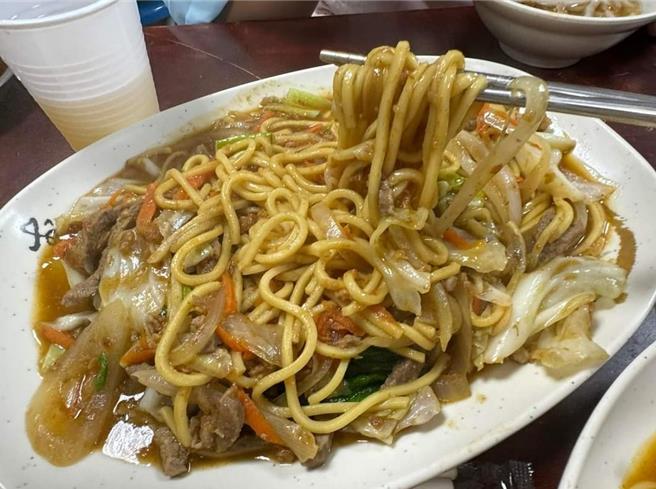 大井头小吃店，沙茶牛肉炒麵一吃惊艳。(翻摄苏俊宾脸书／蔡依珍桃园传真)