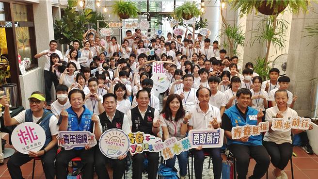 桃市青年局办成年礼圆满结业，30校国高中生健行磨练心智。(吕筱蝉摄)