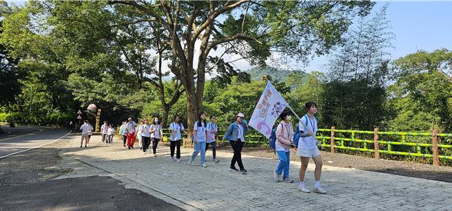 桃市青年局办成年礼圆满结业，30校国高中生健行磨练心智。(吕筱蝉摄)