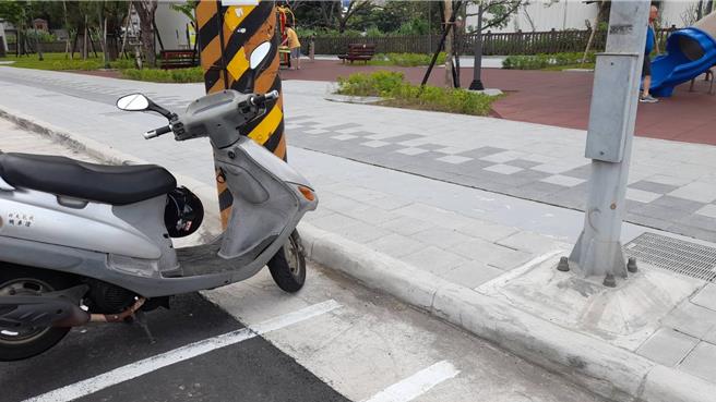 新北鶯歌國華公園緊鄰人行道、車道，卻無明顯的界線或圍欄，孩童遊憩時很容易一個不小心就跑到非公園區，形成安全隱憂。（鶯歌區公所提供）