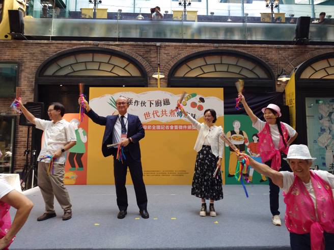 教育部113年祖父母節與關渡樂齡隊共舞(教育部林騰蛟常務次長、教育部顏寶月副司長、臺灣科學教育館劉火欽館長)。(照片/教育部提供)