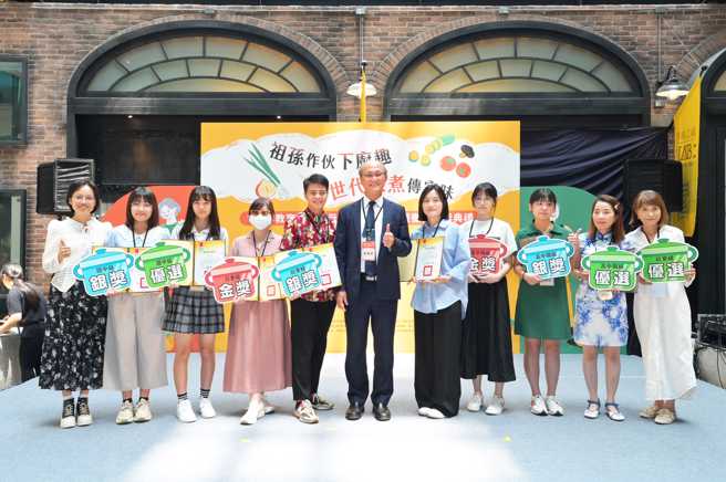 教育部113年祖父母節家傳料理徵件活動得獎者合照。(照片/教育部提供)