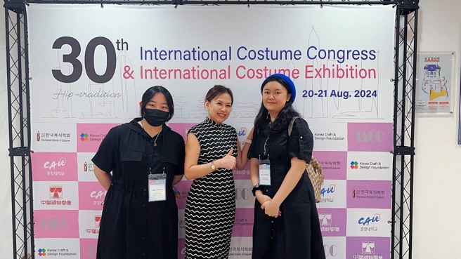 亞東科技大學材料織品服裝系張于敏老師(中)、黃郁晴(右)、張文瑄(左)同學出席The Korean Society of Costume主辦的第30屆國際服飾論文研討會和國際服裝作品競賽。(照片/亞東科技大學提供)