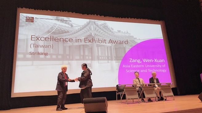 張文瑄同學獲作品類優等獎接受台灣中華服飾學會會長頒獎。(照片/亞東科技大學提供)