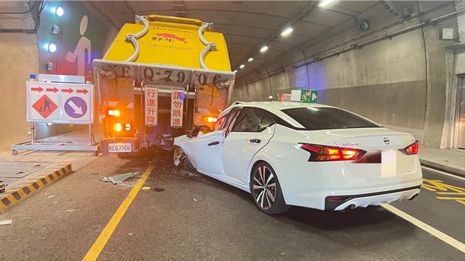 今（26日）下午2點31分發生白色自小客車撞上工程防撞車。（警方提供／吳佩蓉宜蘭傳真）