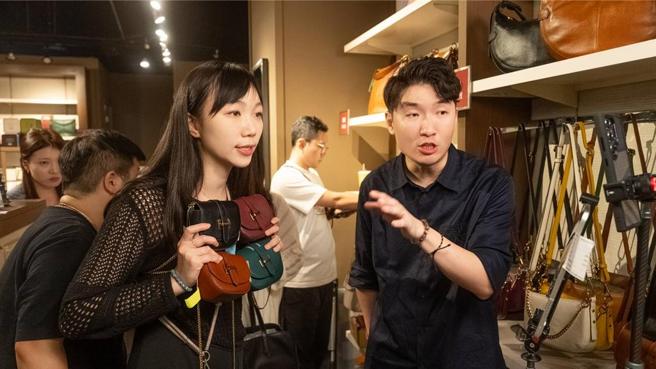 义大Fossil专柜首度封馆与「温倪诗｜VANNISE」联手直播带货，狂销各类包款数千颗。图／业者提供