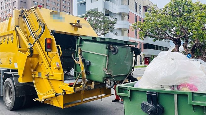 台东县卑南乡某超商店长不满清洁队破袋检查，愤而跳入后车斗，一连串俐落身手堪比动作片。（卑南乡公所提供／萧嘉蕙台东传真）