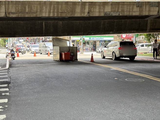 中山區建國高架橋下驚傳一起意外。（圖警方提供／簡銘柱翻攝）