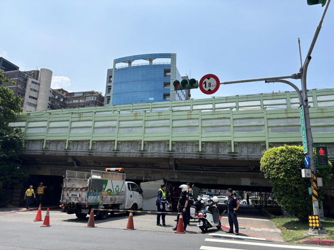 中山區建國高架橋下驚傳一起意外。（圖警方提供／簡銘柱翻攝）