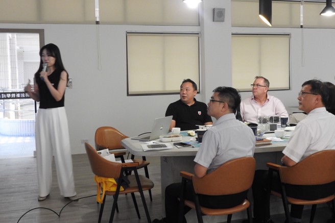 南大衍生企业鸿趸股份有限公司（TSGC）向CFEE执行长进行独家技术说明。(照片/国立臺南大学提供)