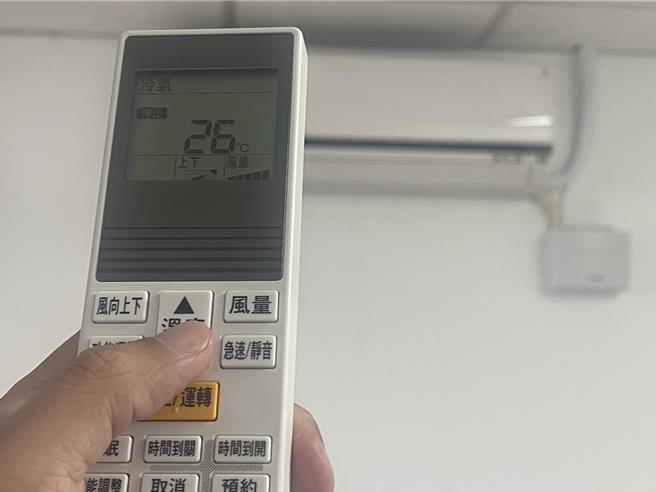 罹患慢性病老翁擔心電費爆表在家不敢開冷氣，因中暑送醫；南投縣衛生局籲適時開冷氣、定時定量喝水防熱傷害。（南投縣衛生局提供／楊靜茹南投傳真）