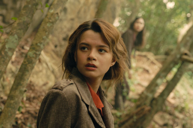 Freen（后）与Becky（前）在片中有二战时期的平行世界场景。(照片/采昌国际多媒体提供)