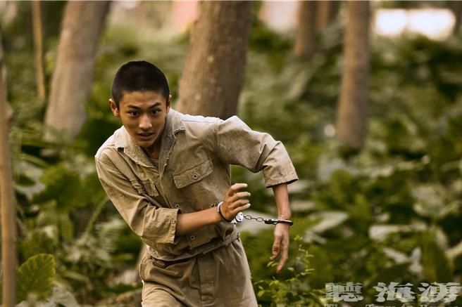 《聽海湧》中朱宥丞遭判死刑，回家的路變得遙不可及。（公視提供）