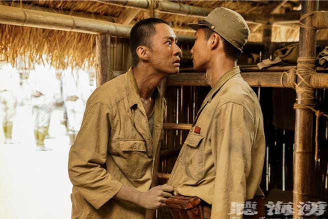 吳翰林（左）和黃冠智在《聽海湧》劇中產生嚴重衝突。（公視提供）