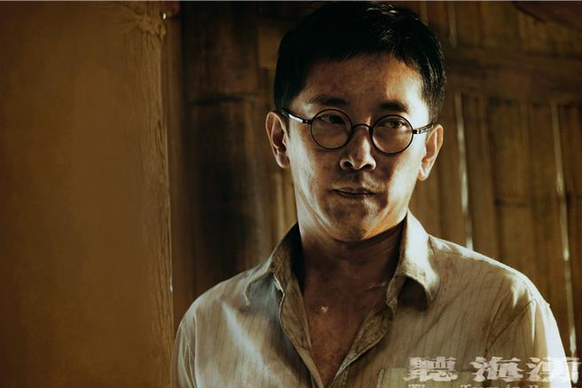 《聽海湧》中的施名帥一口咬定吳翰林是唯一兇手，被發現證詞有問題。（公視提供）