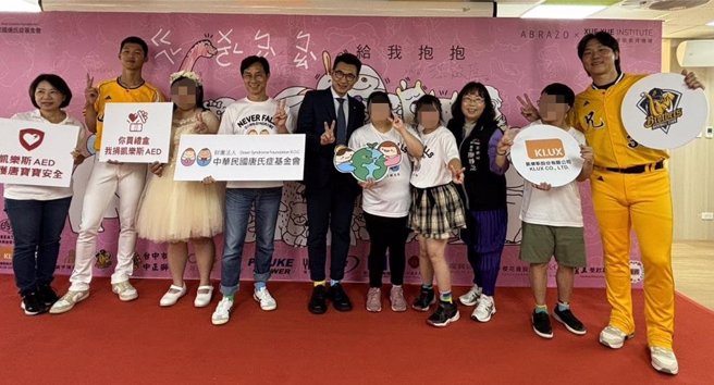 唐氏症基金會26日盛大舉辦「給我抱抱」中秋禮盒發表會，立法院副院長江啟臣與中信兄弟球星詹子賢、盧孟揚共同一起推廣公益禮盒。（馮惠宜攝）