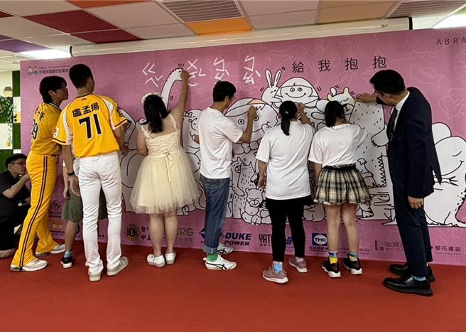 唐氏症基金會26日盛大舉辦「給我抱抱」中秋禮盒發表會，立法院副院長江啟臣與中信兄弟球星詹子賢、盧孟揚共同一起推廣公益禮盒。（馮惠宜攝）