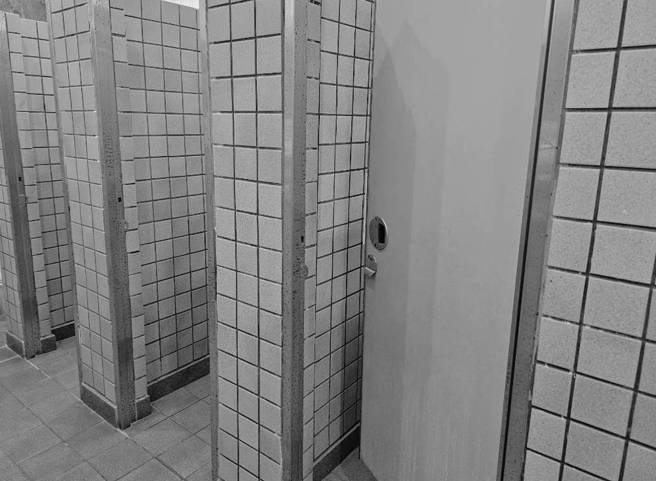 许圣梅上厕所惊见恐怖绣花鞋。（示意画面/记者游定刚拍摄）