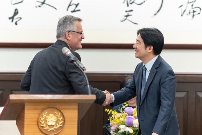 总统赖清德26日接见「英国在台办事处代表邓元翰（John Dennis）」。图／总统府提供