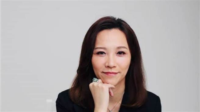 财经网美Emmy（胡采苹）「影片下架+道歉」认了黑歷史。（图／翻摄自Emmy追剧时间脸书粉专）