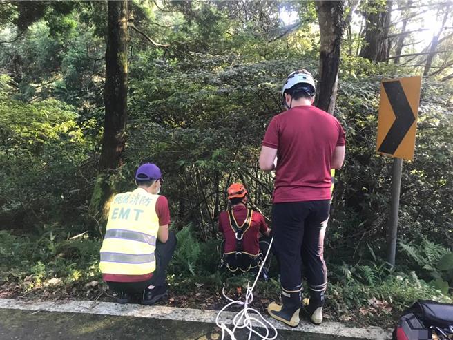 父子出遊失智父摔落溪谷溺水亡，兒子坦承衝突過程有「想一起死念頭」。(警方提供／呂筱蟬桃園傳真)