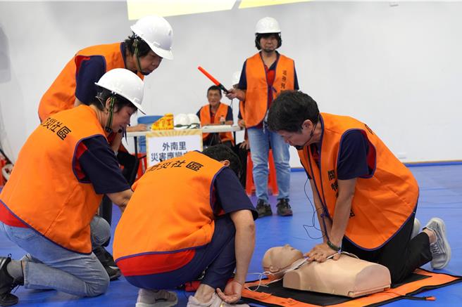 中和區外南里里民情境模擬災害發生後的自主救援及應變。（高鈞麟攝）