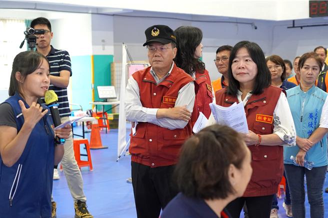 社會局副局長吳淑芳與消防局副局長陳國忠參與防災社區演練。（高鈞麟攝）