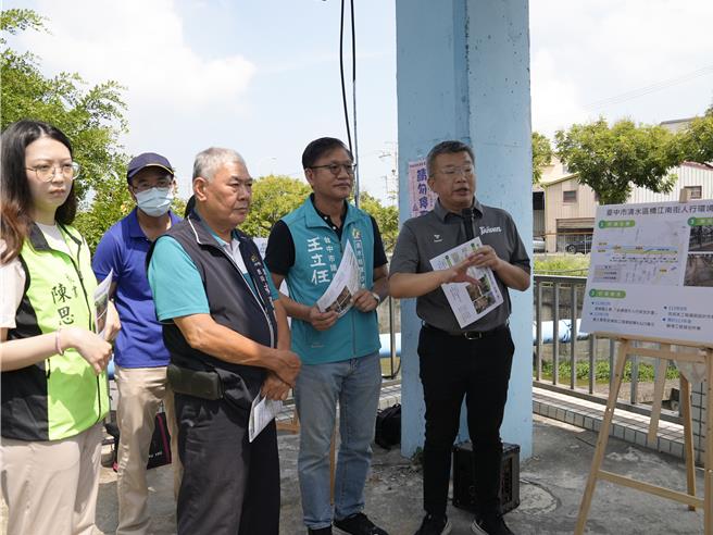 立委蔡其昌（右）26日表示，台中市清水區「米粉寮大排水溝」附近橋江北街將與南街人行步道串聯，美化大排周邊環境，總工程總經費約4823萬元，人行步道串聯預計10月底前完工，改善橋江南街人行環境，預計今年底前發包動工。（立委蔡其昌服務處提供／張妍溱台中傳真）