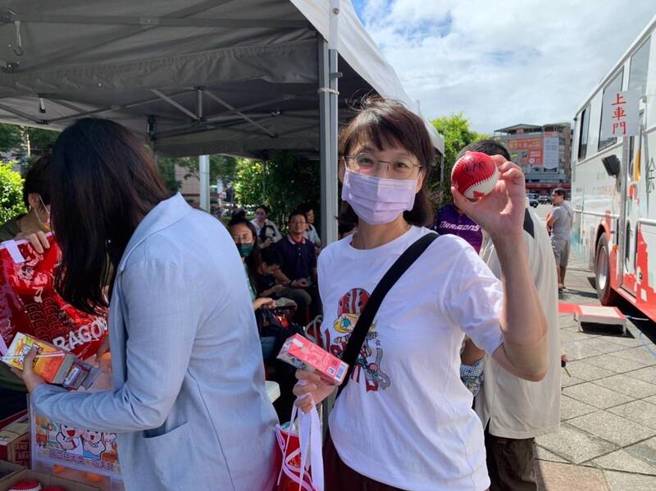 味全龍去年攜手商圈、網紅合辦募血活動，廣獲迴嚮，今年擴大邀請合作廠商味全、德克士加入。（味全龍提供）