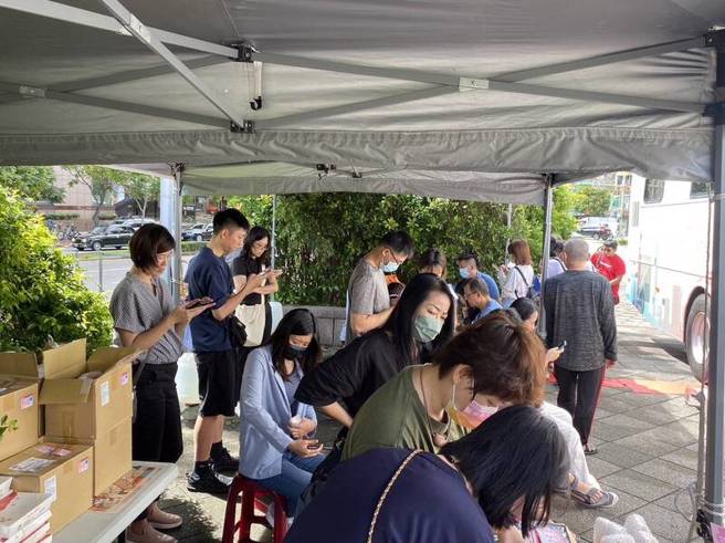 味全龍去年攜手商圈、網紅合辦募血活動，廣獲迴嚮，今年擴大邀請合作廠商味全、德克士加入。（味全龍提供）