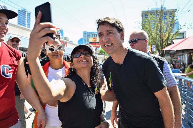 加拿大總理杜魯道（前右）周一表示，加拿大將對進口的中國電動汽車徵收100%關稅。（圖／路透）