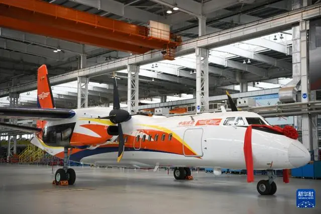 8月26日正式交付的新舟60灭火飞机，让中国大中型固定翼灭火飞机实现零的突破。（图／新华社）