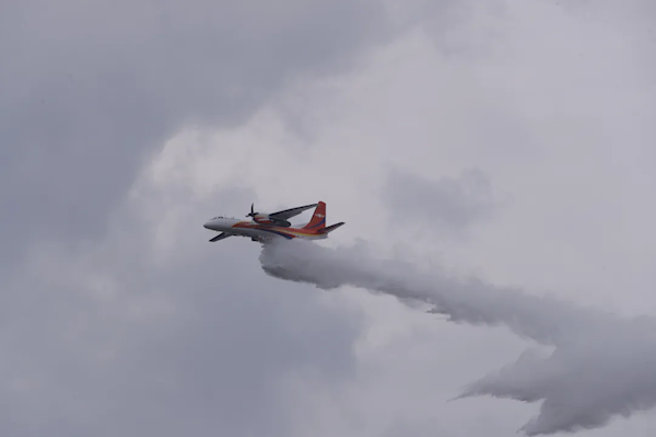 新舟60型灭火飞机专案创新研发了火场态势感知系统、辅助精准投放系统等智慧系统，取得大陆首款固定翼灭火飞机适航认证。（图／快科技）