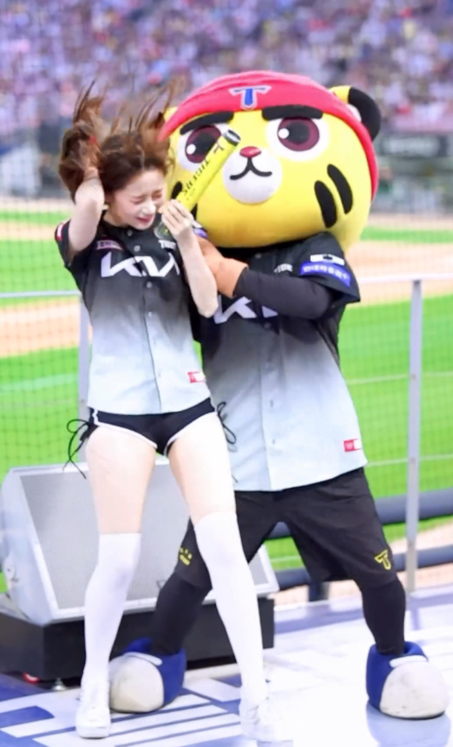 李珠珢被吉祥物压头，台湾粉丝心疼。（图／翻摄自my._.chuuu IG）