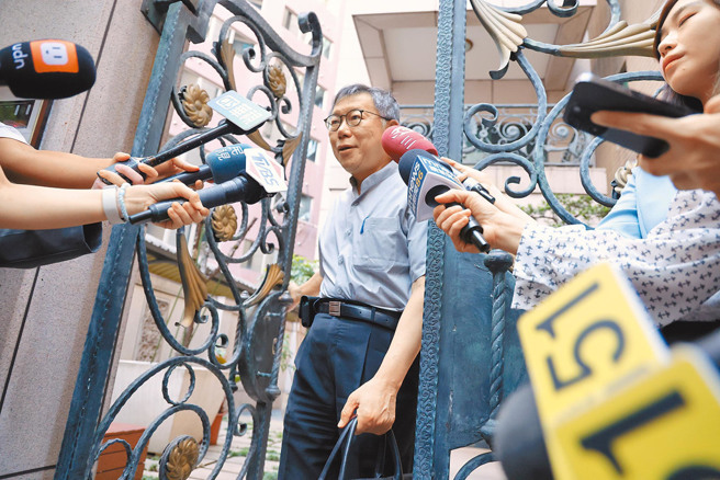 民眾党主席柯文哲(中)被踢爆选举补助款买商办的争议，再度成为质疑焦点。（示意图／资料照／邓博仁摄）